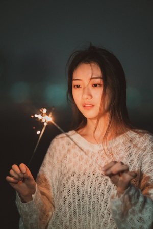 人像-夜景人像-灯火-演出-长袍（礼服） 图片素材