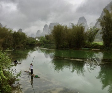 手机-旅行风景-竹筏-船夫-划船 图片素材