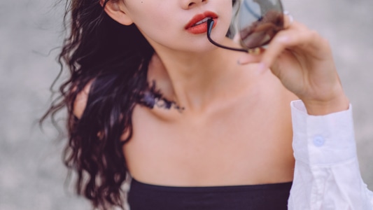 少女-生活须要仪式感-高对比黑白-人像-女人 图片素材