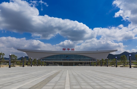 城市色彩-街拍-街景-车站-蓝天 图片素材