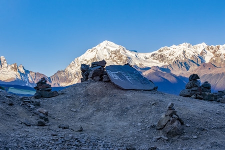 梅里雪山-清晨-玛尼堆-山峰-蓝天 图片素材
