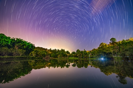 星轨-夜景-长曝光-水面-昆明植物园 图片素材