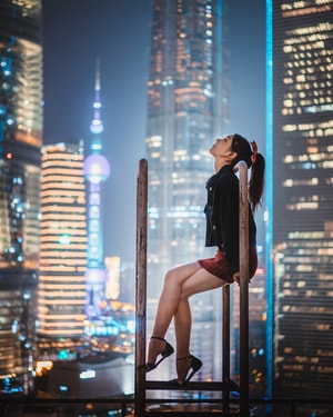girl-night-japan-light-rooftop 图片素材
