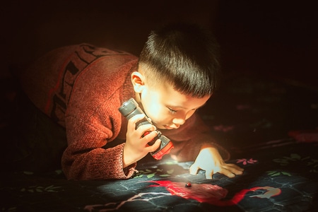 人像-写真-儿童-抓拍-逆光 图片素材
