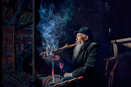 自然-她说-旅游-深夜摄影教室-老人 图片素材