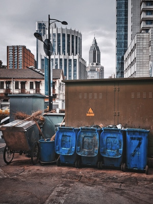 疫情防控中的新年-街拍-城市-情境-垃圾桶 图片素材