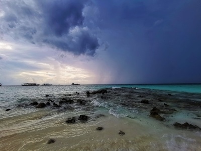 半边晴半边雨-马尔代夫风光-海洋-海滨-沙滩 图片素材