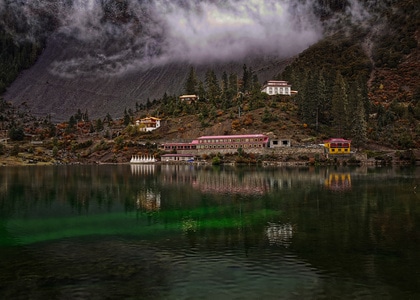 树-建筑-山-云-风景 图片素材