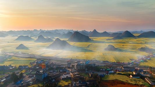 风光-山-雾-黄色-风景 图片素材