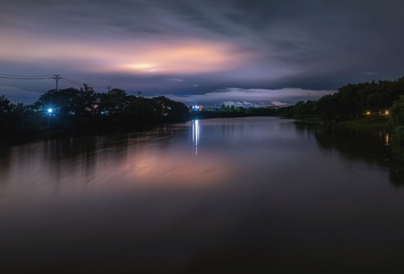 夜晚-雨季-湖-湖泊-夜景 图片素材