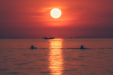 日出-太阳-海-倒影-渔夫 图片素材