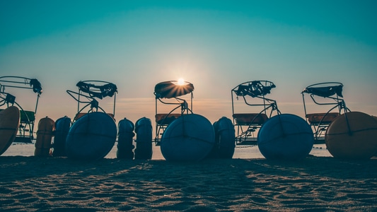 夏日-海滩-早晨-游艇-脚踏船 图片素材