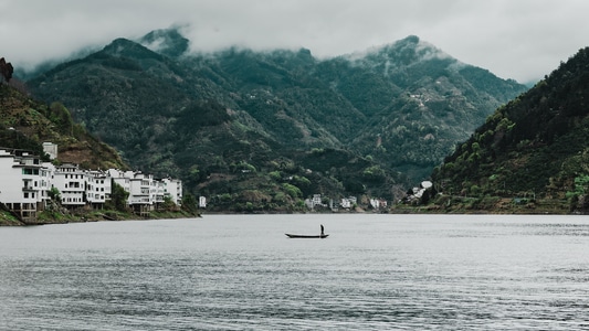 湖泊-旅拍-春-风景-山峰 图片素材
