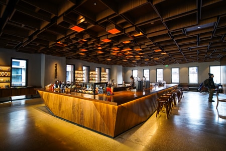 旅行-室内-星巴克-咖啡店-柜台 图片素材