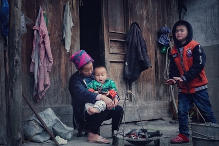 人文-母亲-门前-民族-侗族 图片素材