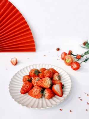 静物-水果-草莓-花卉-折扇 图片素材