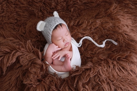儿童摄影-满月宝宝-新生儿摄影-毛皮大衣-无边帽 图片素材