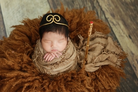 新生儿摄影-满月宝宝-儿童摄影-毛皮大衣-宝宝 图片素材