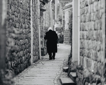 黑白-山村-老人-孤独-监狱 图片素材
