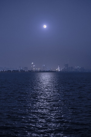 深圳约拍-夜景-月光-波光粼粼-海面 图片素材