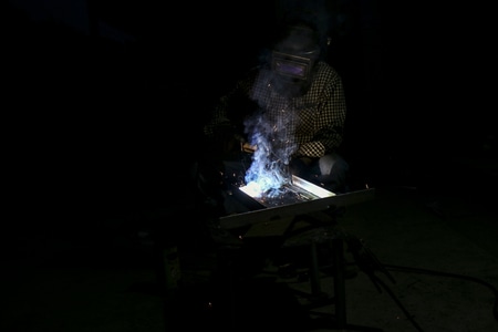 人物-动作-焊接-工人-火光 图片素材