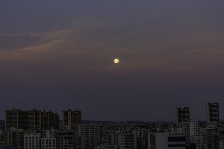 在路上-远摄-月亮-超级月亮-夜景 图片素材