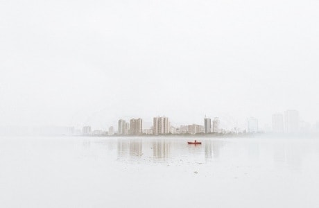 舟-水中小船-城市-雾-江 图片素材