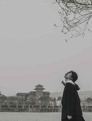 黑白-人物-制服-女生-女性 图片素材