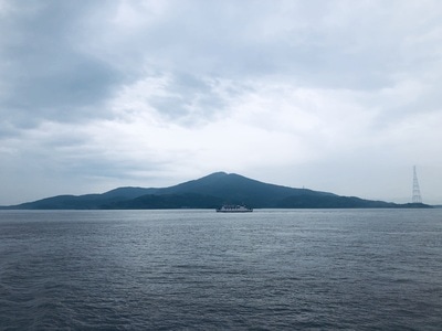 东海-渡轮-山-山峰-山脉 图片素材