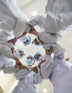 疫情防控中的新年-实验室外套-新郎-餐巾-医护人员 图片素材