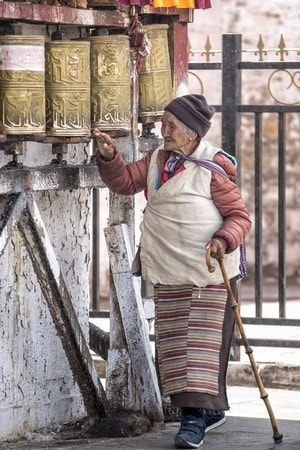 西藏-大昭寺-老人-女人-女性 图片素材