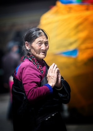 西藏-大昭寺-老人-女人-女性 图片素材