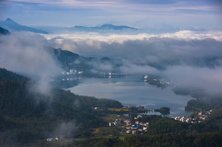 水面-湖面-山村-雾-自然风光 图片素材