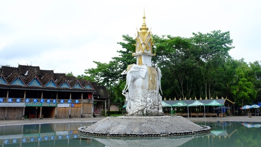 西双版纳-傣族园-傣族园-建筑-雕像 图片素材