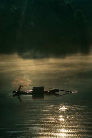 阳光-耶稣光-江-水面-渔民 图片素材