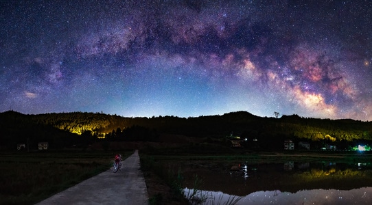 银河-银拱-星空-尘世烟火-南充市 图片素材