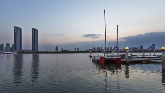 日照-潟湖-帆船-城市-风光 图片素材