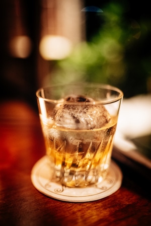 夜拍-日本酒吧-美女-人像-杯子 图片素材