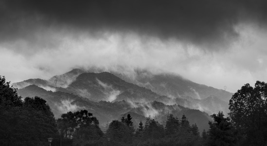 黑白-旅行-山-雨雾-风景 图片素材