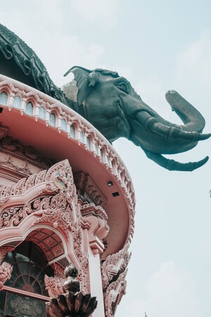 人像-旅拍-旅行plog-曼谷网红打卡地-雕塑 图片素材