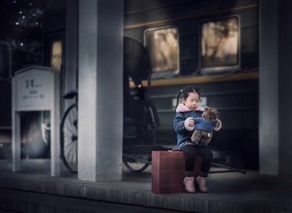 儿童-人像-儿童影像-月色-车站 图片素材