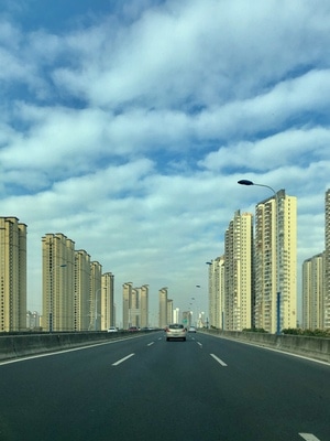 建筑-户外-彩色-高楼大厦-高架道路 图片素材