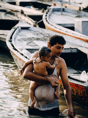 印度-瓦纳纳西-恒河-父子-恒河 图片素材