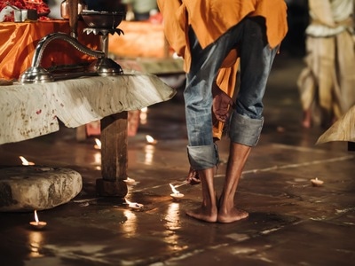 恒河-印度-瓦纳纳西-夜祭-脚 图片素材