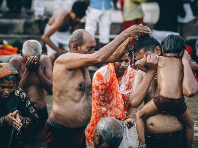 印度-瓦纳纳西-恒河-洗澡-印度人 图片素材