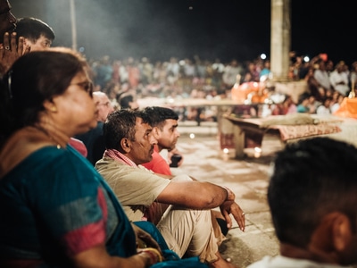 恒河-印度-瓦纳纳西-夜祭-男人 图片素材