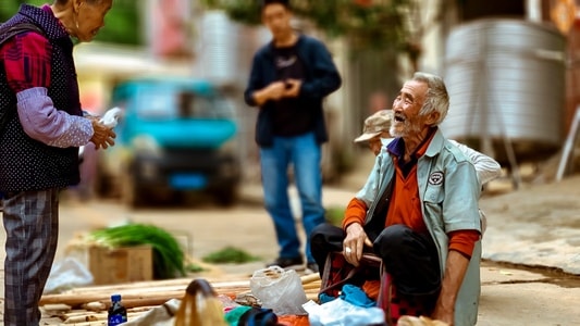 街拍-手机-男性-男人-老人 图片素材