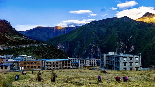 旅行-风景-风景-房屋-山峰 图片素材
