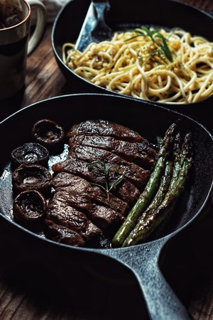 牛扒-板腱-宅家美食-美食-煎锅 图片素材