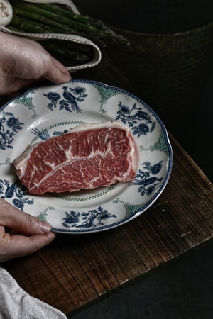 牛扒-板腱-宅家美食-盘子-牛扒 图片素材